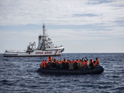 Patera de inmigrantes rescata por el barco 'Open Arms' en el mar de Alborán el pasado mes de octubre. 