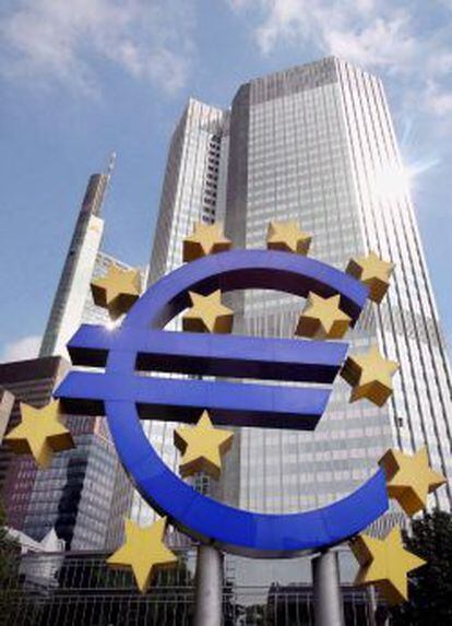 El logotipo del euro frente al Banco Central Europeo en Fr&aacute;ncfort (Alemania). 