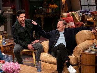 El actor Matthew Perry (derecha), junto a David Schwimmer en un momento del especial de 'Friends'. En vídeo, anuncio del encuentro.