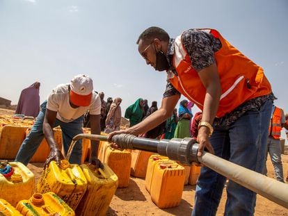 Personal de la ONG World Vision lleva agua al pueblo de Gatitalay, al noroeste de Somalilandia, el pasado mes de abril.