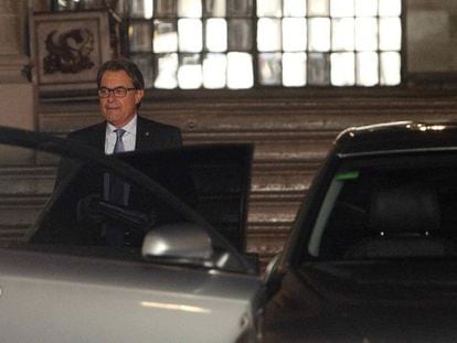 Artur Mas sortint del Palau de la Generalitat ahir. 