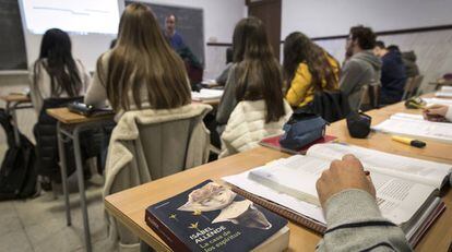 Una clase de lengua castellana y literatura de bachillerato en el instituto público Luis Vives de Valencia.