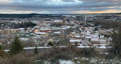 Vista general de Arauzo de Miel (Burgos) tras la nevada del viernes.