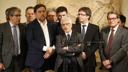 Santi Vidal (c.) amb Homs, Junqueras Rufi&aacute;n, Puigdemont i Mas.