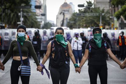 Mujeres feministas, durante la marcha en favor del aborto legal en Ciudad de México.