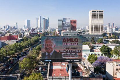 Una valla publicitaria a favor del presidente de México, Andrés Manuel López Obrador.