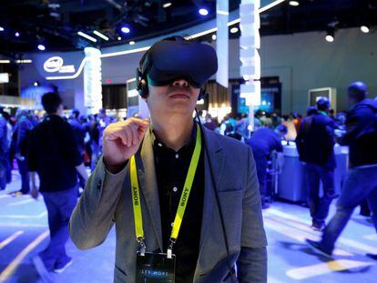 Una persona utiliza un visor de realidad virtual en la feria de electr&oacute;nica de consumo, CES (Consumer Electronics Show).