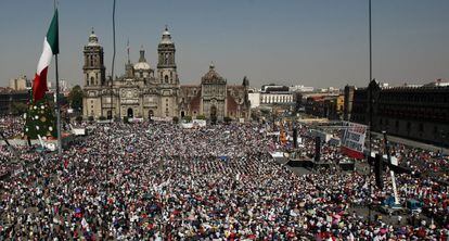 Seguidores de López Obrador en el Zócalo de México DF.