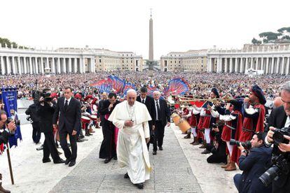 El papa Francisco, a su llegada a la Plaza de San Pedro del Vaticano para presidir la audiencia general semanal, el pasado mi&eacute;rcoles.