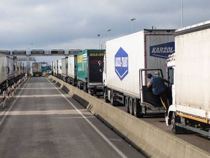 Un grupo de camiones espera para abordar un tren de carga el pasado 6 de marzo en Calais (Francia).