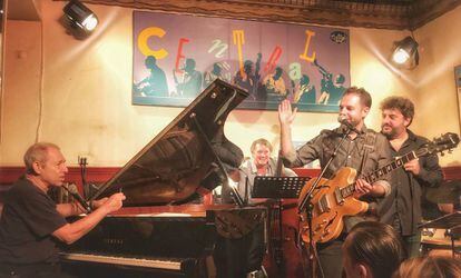 Ben Sidran al piano junto a Billy Peterson (al fondo, contrabajo) y Antonio Serrano (armónica, derecha).