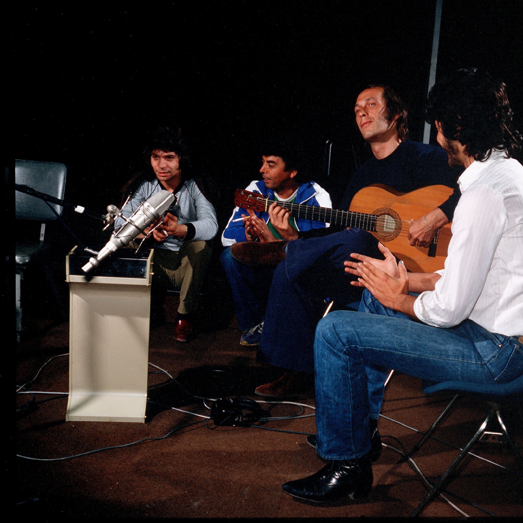 Camarón de la Isla (izquierda) y Paco de Lucía (con la guitarra), durante la grabación del disco 'Como el agua', en los estudios Universal en 1981.