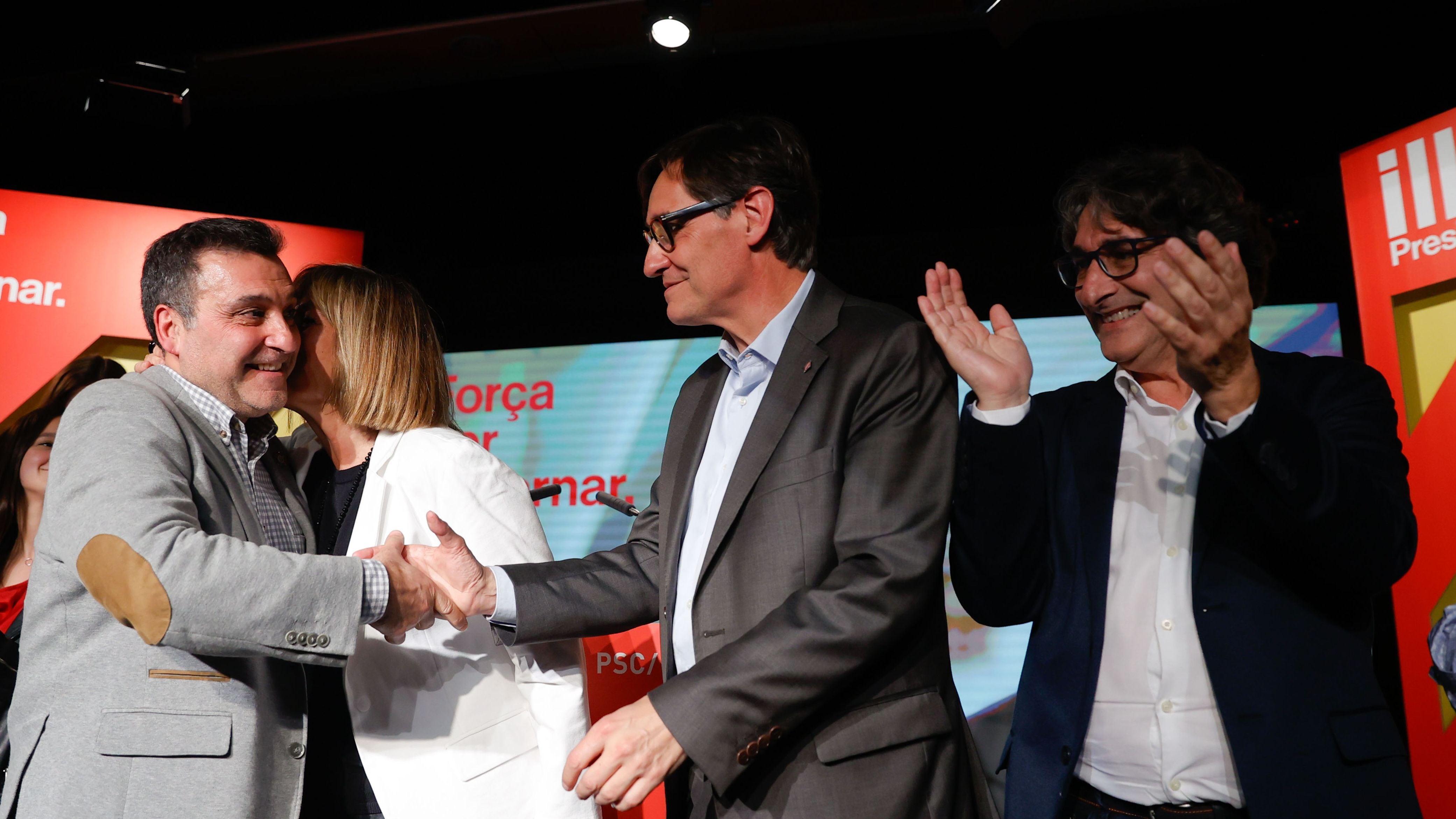 LHOSPITALET DE LLOBREGAT (BARCELONA), 30/04/2024.- El primer secretario del PSC y candidato a la presidencia de la Generalitat, Salvador Illa (2d), junto a la alcaldesa de L'Hospitalet de Llobregat, Núria Marín (2i), y el candidato del PSC al Parlament, David Pérez (d), saluda al líder sindical de UGT y presidente del Comité de Empresa de Seat, Matías Carnero (i), durante un acto de la campaña electoral de Cataluña celebrado este martes en L'Hospitalet de Llobregat (Barcelona). EFE/ Toni Albir
