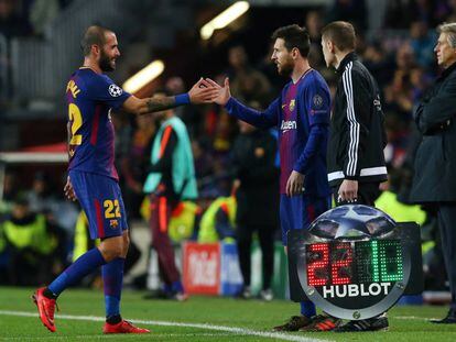 Messi reemplaza a Aleix Vidal ante el Sporting.