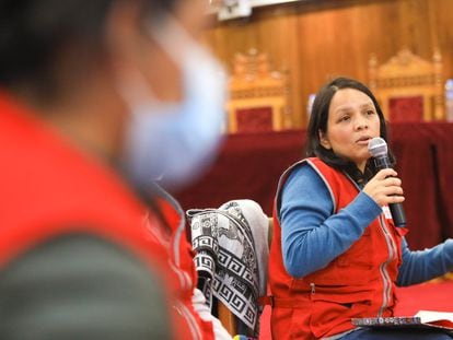 Anahí Durand durante una reunión en el Ministerio de la Mujer y Poblaciones Vulnerables en Puno, Perú.
