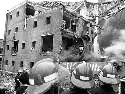 La casa cuartel de Zaragoza, tras la explosión de un coche bomba en 1987. En vídeo, Josu Ternera es detenido.