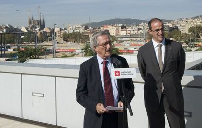El ex alcalde Xavier Trias y el ex concejal Antoni Vives en la plaza de les Glòries el año pasado.