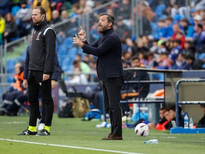 Quique Sánchez Flores da instrucciones en la banda del Coliseum de Getafe.