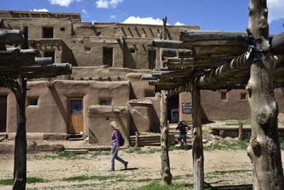 Una turista atraviesa una calle del Pueblo de Taos, en Nuevo México (Estados Unidos).