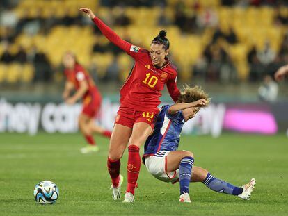 Honoka Hayashi, de Japón en acción contra Jennifer Hermoso, de España durante el partido de fútbol del grupo C de la Copa Mundial Femenina de la FIFA entre Japón y España en Wellington, Nueva Zelanda.