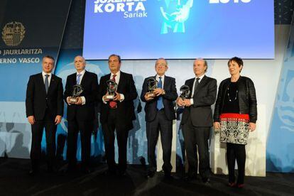 El lehendakari con los premios Korta 2015.