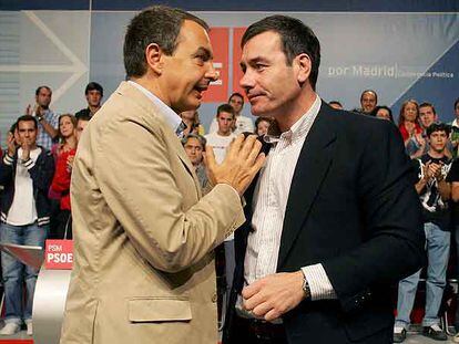 José Luis Rodríguez Zapatero y Tomás Gómez conversan antes de sus intervenciones.