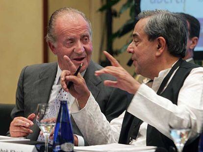 El rey Juan Carlos y el copresidente del Club de Roma Ashok Khosla, en Madrid.
