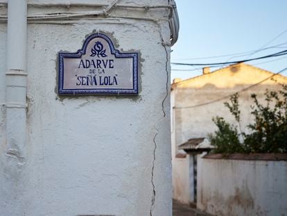 La calle de de Adarve de la Señá Lola en el pueblo de Melegís, El Valle, en Granada.