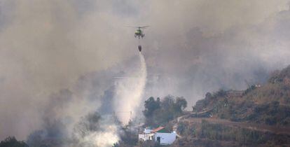 Un helic&oacute;ptero echa agua sobre uno de los frentes pr&oacute;ximos al municipio de San Mateo