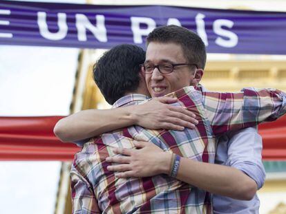 El n&uacute;mero dos de Podemos, &Iacute;&ntilde;igo Errej&oacute;n, y el l&iacute;der de IU, Alberto Garz&oacute;n, se abrazan en el mitin de Unidos Podemos en M&aacute;laga.
 