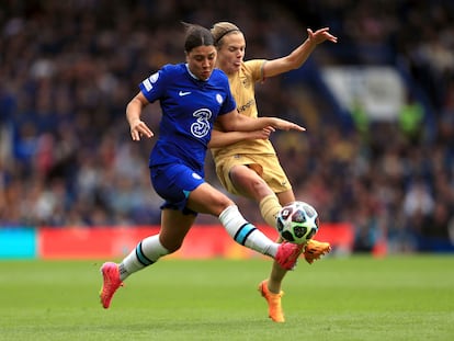 Sam Kerr disputa el balón con Irene Paredes.