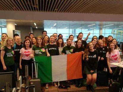 Un grupo de ciudadanos irlandeses regresa a su país para votar en el referéndum sobre el aborto.