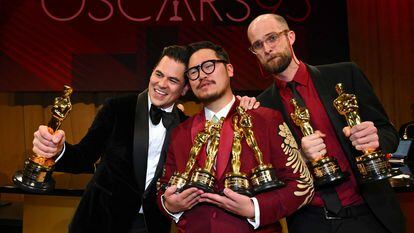 TOPSHOT - US producer Jonathan Wang (L), winner of the Oscar for Best Picture for "Everything Everywhere All at Once", US director Daniel Kwan (C) and US director Daniel Scheinert (R), winners of the Oscar for Best Director for "Everything Everywhere All at Once", attend the 95th Annual Academy Awards Governors Ball in Hollywood, California on March 12, 2023. (Photo by ANGELA WEISS / AFP)