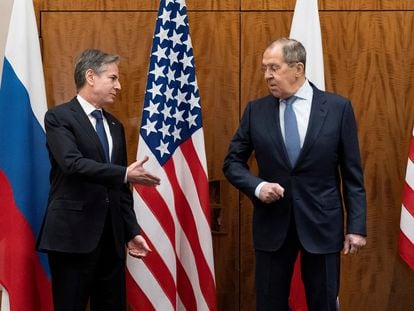 A la izquierda, el secretario de Estado de EE UU, Antony Blinken, junto al ministro ruso de Exteriores, Serguéi Lavrov, este viernes antes de la reunión en Ginebra.
