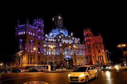 Fachada del Ayuntamiento de Madrid con los colores de la bandera francesa.