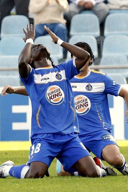 El centrocampista ghanés del Getafe, Derek Boateng, celebra su tanto ante el Sporting.