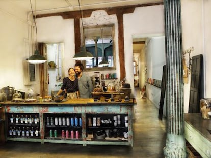 Café orgánico y antigüedades en Il Tavolo Verde, en la calle Villalar de Madrid.