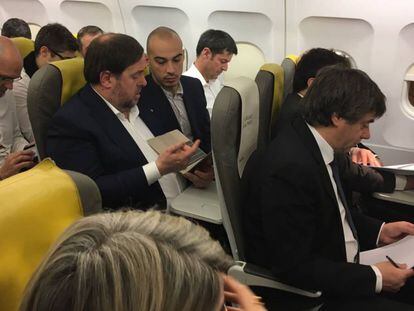 Puigdemont y Junqueras, en el avión hacia Bruselas.