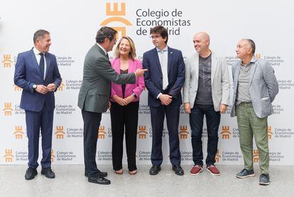 Foto de familia de los asistentes a la conferencia sobre el diálogo social y los retos del mercado laboral, en la Facultad de Económicas de la Complutense, a 3 de octubre de 2023, en Pozuelo de Alarcón (Madrid).