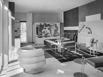 Salón de la villa E-1027 en la última fase de restauración, con el mural de Le Corbusier al fondo.