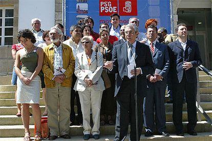 Emilio Pérez Touriño posa con los integrantes de su candidatura ante el Museo de Arte Contemporáneo de Vigo.