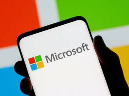 Un smartphone con el logo de Microsoft.