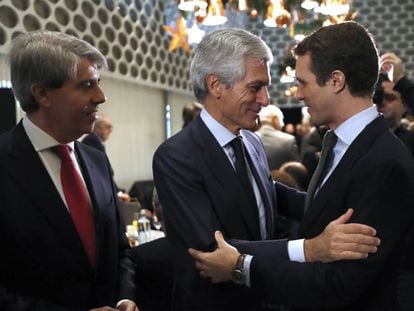 El presidente del Partido Popular, Pablo Casado (a la derecha), saluda a Adolfo Suárez Illana, en presencia del presidente de la Comunidad de Madrid, Ángel Garrido. 