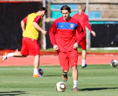 Neven Subotic durante un entrenamiento de la selección Serbia.