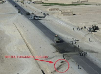Vista del lugar del atentado perpetrado en el sur de Herat (Afganistán), en el que han muerto dos soldados españoles, el cabo primero Rubén Alonso Ríos y el brigada Juan Andrés Suárez García.