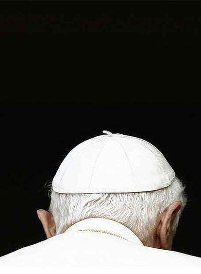 El papa Benedicto XVI deja el balcón tras un discurso dirigido a las masas en el Vaticano.