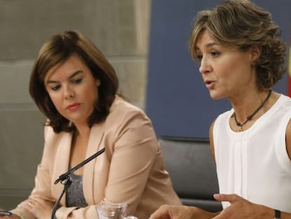 La vicepresidenta del Gobierno, Soraya S&aacute;enz de Santamar&iacute;a (i), y la ministra de Agricultura, Alimentaci&oacute;n y Medio Ambiente, Isabel Garc&iacute;a Tejerina (d), durante la rueda de prensa para informar sobre los asuntos tratados en la reuni&oacute;n del Consejo de Ministros, en el Palacio de la Moncloa. EFE/Fernando Alvarado