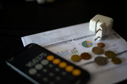 Una factura por el consumo de electricidad.