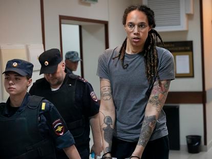 Brittney Griner sale escoltada de su prisión en Rusia.