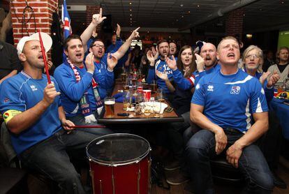 Un grupo de seguidores de la selección de Islandia anima a su equipo mientras siguen el partido contra Croacia en una televisión en Reykjavik.